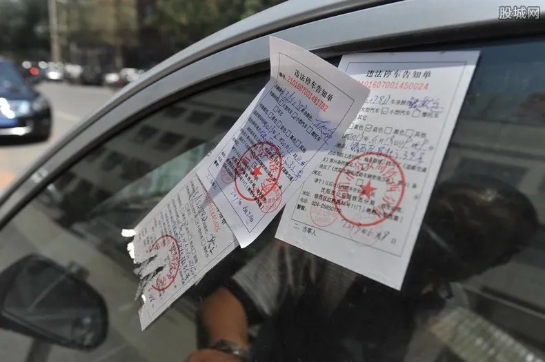 违停堵路5小时车窗被贴满卫生巾 有网友支持此做法