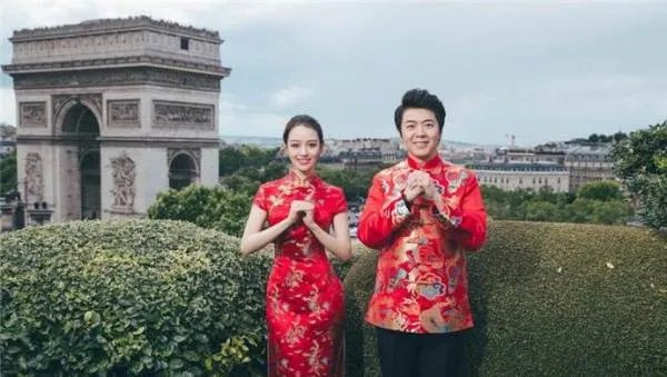 郎朗老婆吉娜一直浓妆出镜，她素颜真的很丑吗？