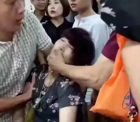 女游客云南试戴30万玉镯碎了当场吓晕是怎么回事？