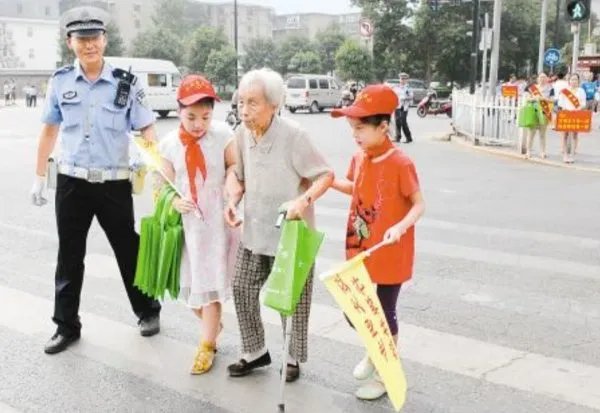 男孩不敢过马路民警暖心护送，你做过这样的暖心民警吗？