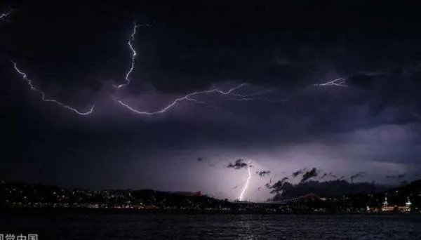 朝天门门洞被淹，洪灾来临时我们应该怎么做？