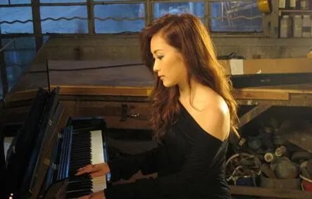 陈僖仪喜爱夜蒲剧照展示 曝其遭车祸至亲含泪拜祭