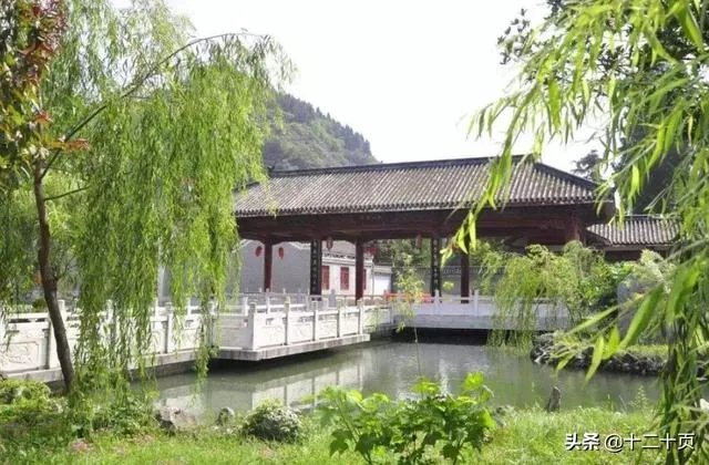 《三国演义》中，水镜先生是怎样的一个人？有人说水镜先生深不可测，是这样吗？