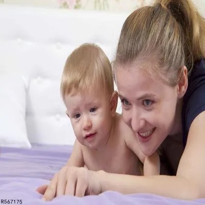 两个月宝宝白天睡觉晚上不睡怎么办 新生儿黑白颠倒的原因