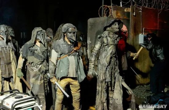 《哥谭》第五季剧照：企鹅人芭芭拉火并 少爷玩潜行