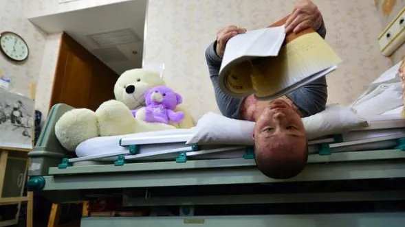 安徽16岁少女周岩，因拒绝官二代被泼汽油毁容，如今过得怎样了？