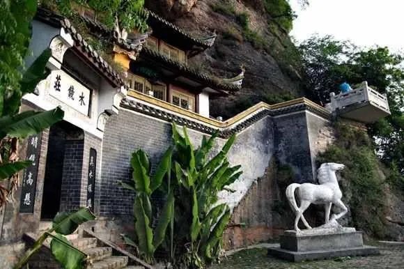 《三国演义》中，水镜先生是怎样的一个人？有人说水镜先生深不可测，是这样吗？