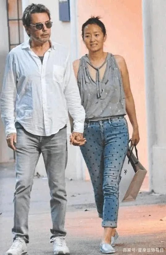 素颜现身街头的巩俐，是什么样的状态？