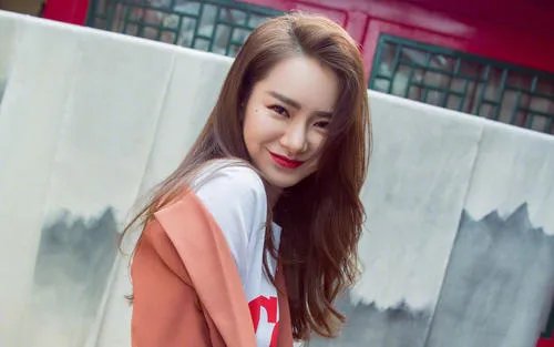 继“情头”之后，金瀚戚薇再次上演墨镜杀，身为已婚女性，频繁秀恩爱宣传是否合适？