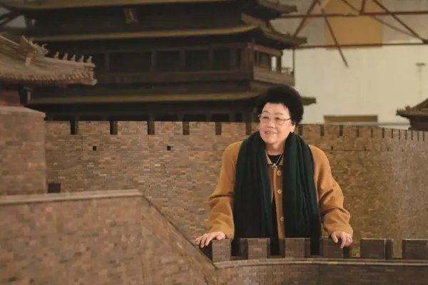 就算如今身家缩水，依旧有410亿资产，“中国第一富婆”陈丽华究竟多有钱？
