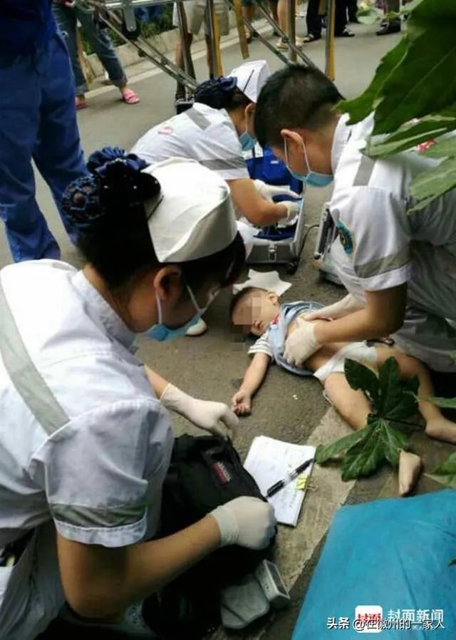 老人用绳吊7岁孙子下楼救猫，同是生命做法值得吗？