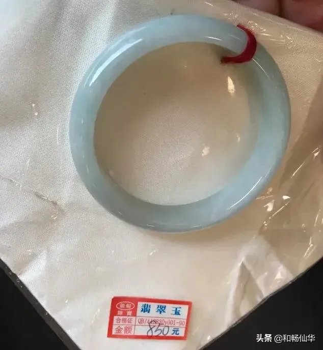 大家帮忙看看这手镯是真玉吗？