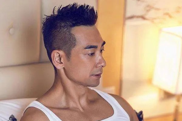 赵文卓晒与妻子20周年合照，你喜欢赵文卓硬朗的荧幕形象吗？