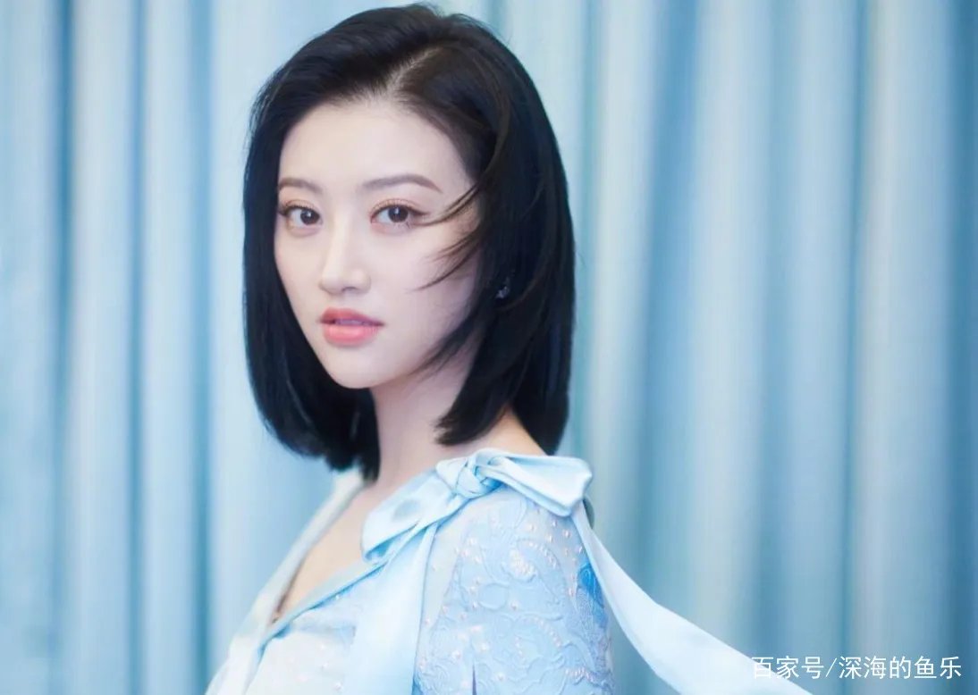 成龙不敢碰她，甄子丹想搂没搂到，王思聪不敢撕，却被任嘉伦吻了，她是谁？