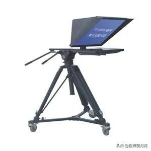 新闻联播主持人在直播时，怎么记得住那么长的稿子？