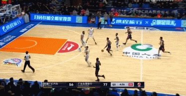 疆粤大战，亚当斯运球崴脚，为何主场球迷要骂赵睿？你怎么看？