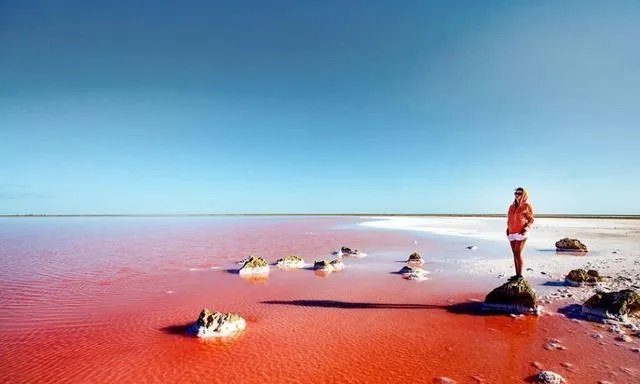 印度5万年前的陨石坑湖，一夜之间突然变红，预示了什么征兆？