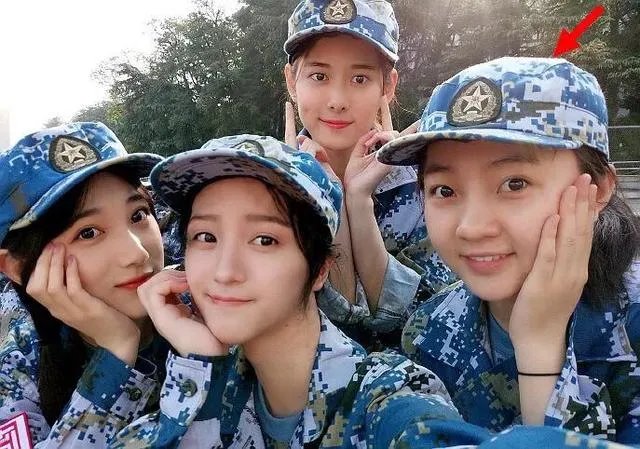林妙可军训跟同学合影，为什么能凭学生气圈好感？