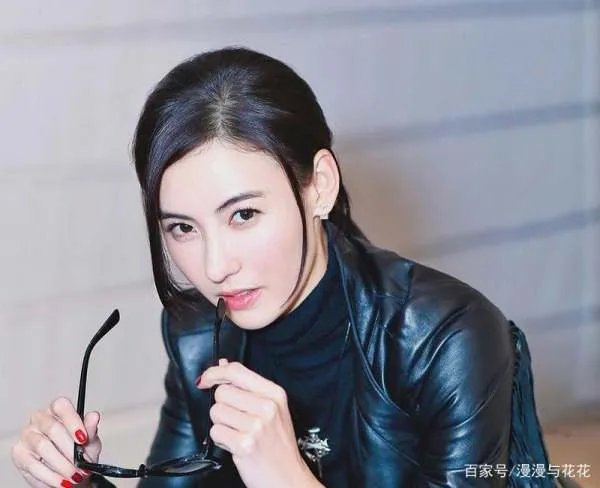 谢霆锋含泪首谈与张柏芝离婚后，13年来唯一后悔的事，为何让人心ǖ