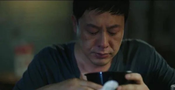 张颂文晒剧照纪念《隐秘的角落》开播2周年，剧中的他表现如何？