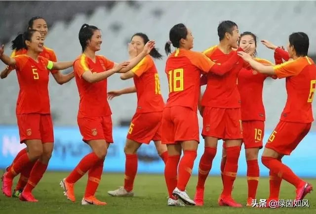 感人！中国女足6:1大胜，泰国球迷高喊武汉加油，你怎么看？