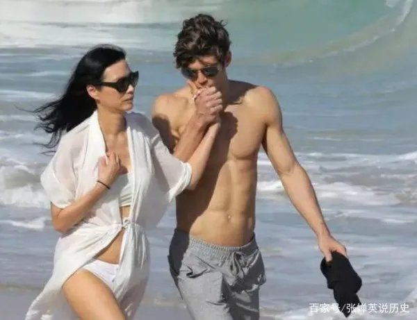 那个离婚分得百亿家产的邓文迪，如今过得怎么样了？