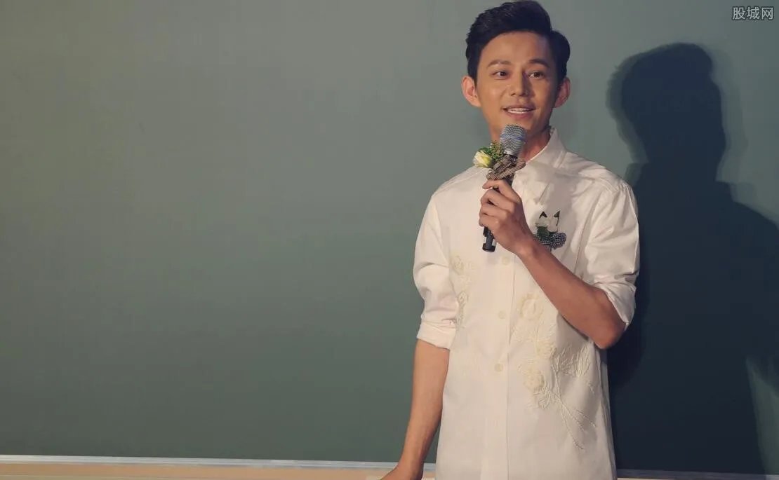 何炅摸赵丽颖大腿 被何老师摸大腿女星大盘点