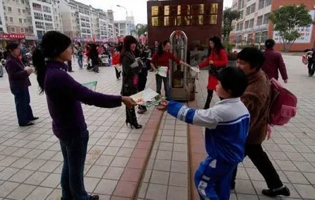 开学第一天合肥一小学门口发生车祸学生安全如何保障?