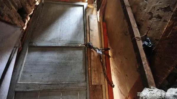 深圳124栋烂尾别墅群荒废已久,有人居住种菜,网友众说纷纭,你怎么看?