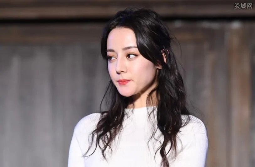 迪丽热巴和鹿晗亲吻照 两人深情对视疑恋情暧昧