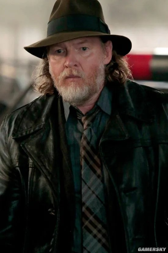 《哥谭》第五季剧照：企鹅人芭芭拉火并 少爷玩潜行