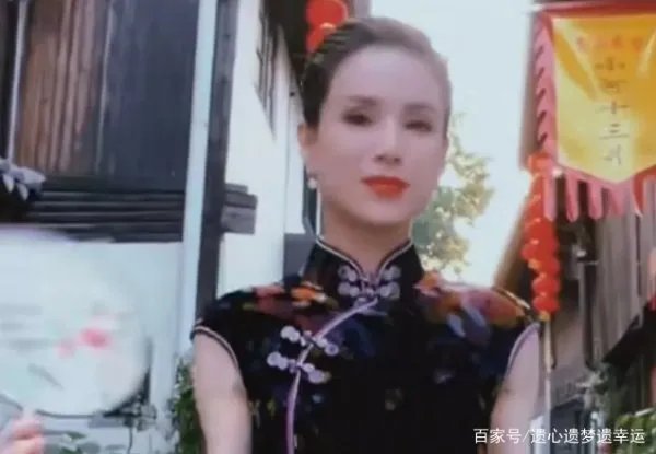 李若彤穿旗袍大秀身材，肌肉线条太吸睛，曾因抑郁症拼命健身，你怎么看？