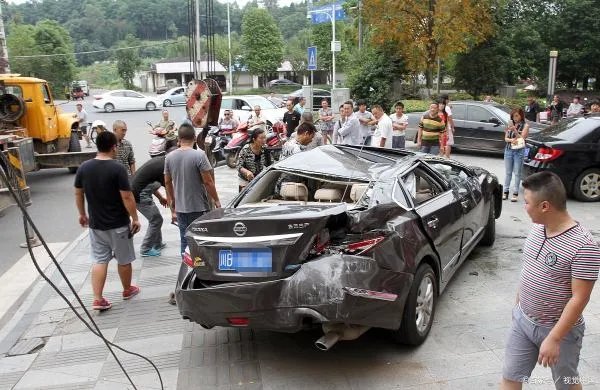 北京一小区女童被卷入车底不幸身亡，造成此事故的原因是什么？