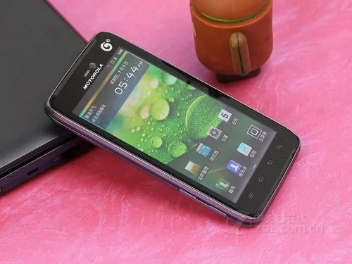 移动最旗舰 摩托罗拉MT917跌破4000元