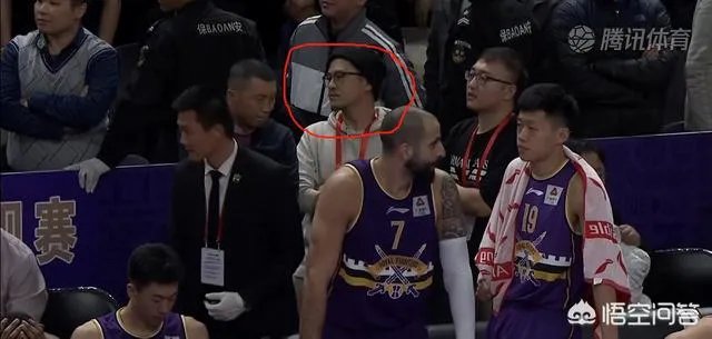 北控遭绝杀后，场边的杨毅难掩失落！他不是解说员吗？为什么不保持中立的态度呢？