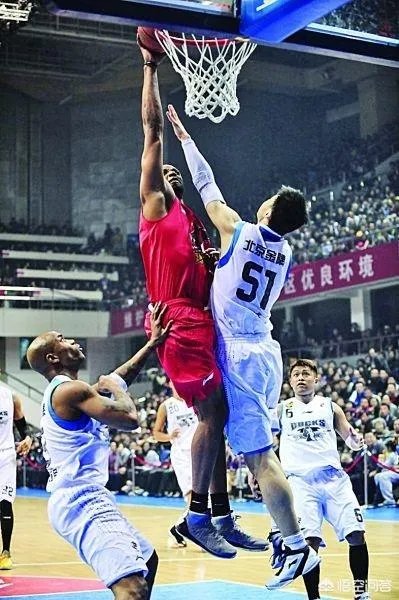 吉喆对麦迪摇手指