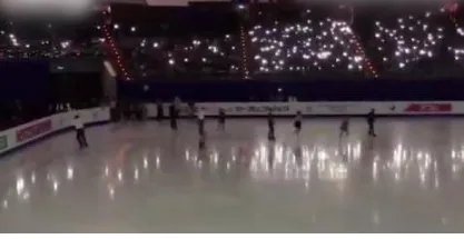 观众手机照亮赛场是怎么回事？