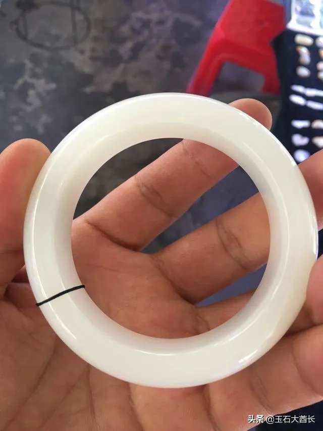 大家帮忙看看这手镯是真玉吗？