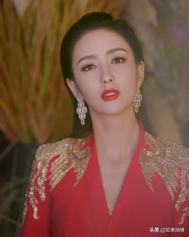 大家觉得佟丽娅主持春晚怎么样？