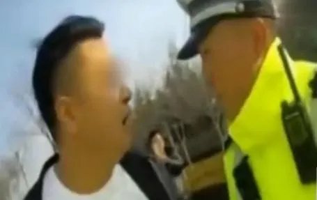 伪造号牌怼交警是怎么回事？