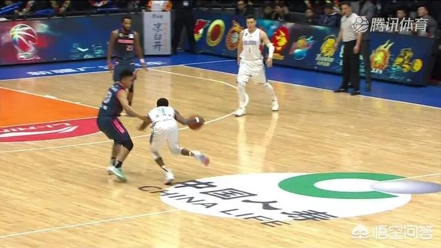 疆粤大战，亚当斯运球崴脚，为何主场球迷要骂赵睿？你怎么看？