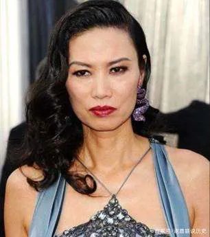 那个离婚分得百亿家产的邓文迪，如今过得怎么样了？