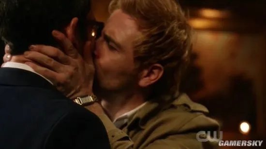 DC神剧《明日传奇》第4季首曝预告 渣康激吻男友大秀性感胸肌