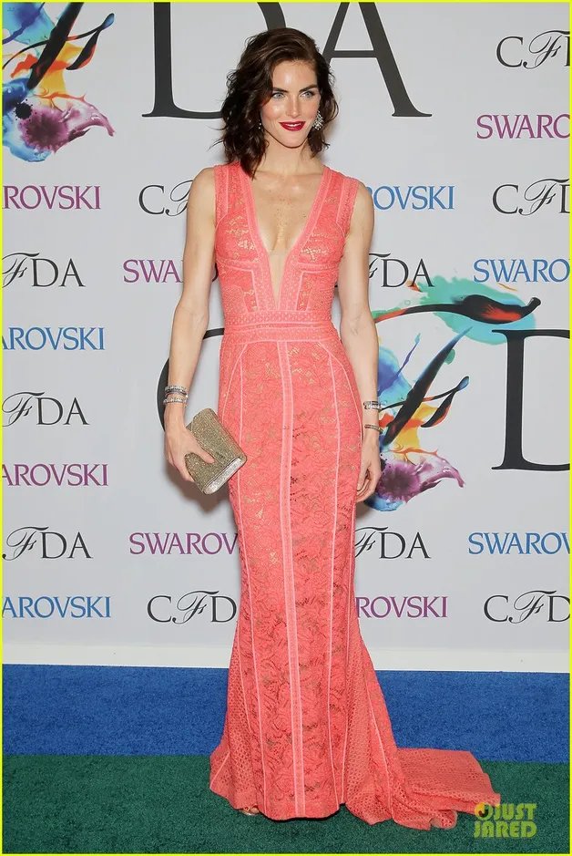 时装奖蕾哈娜水晶裙透视上阵 穿了就跟没穿一样