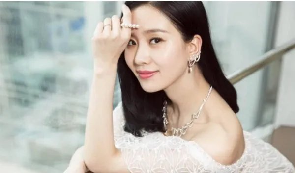 左小青、刘诗诗、万茜、董洁这几个气质清雅的女演员，大家最欣赏谁？