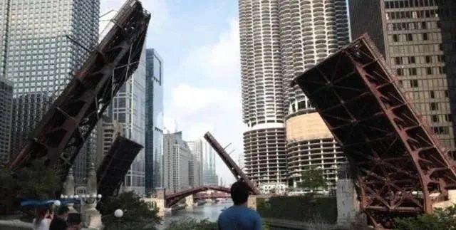 芝加哥发生大规模抢劫，市内桥梁升起的办法起作用吗？