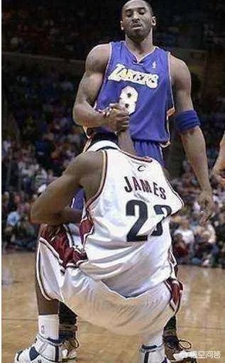 疆粤大战，亚当斯运球崴脚，为何主场球迷要骂赵睿？你怎么看？