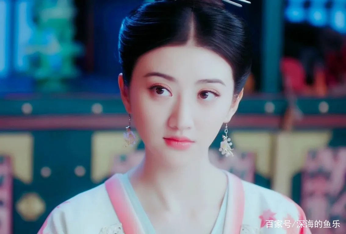 成龙不敢碰她，甄子丹想搂没搂到，王思聪不敢撕，却被任嘉伦吻了，她是谁？