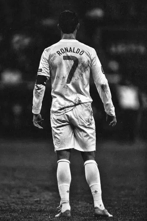 C罗再获世界足球先生，为什么球迷投票却败给了梅西？