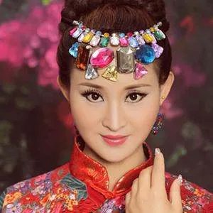 看那山水流,流过小桥头是那一首歌的歌词